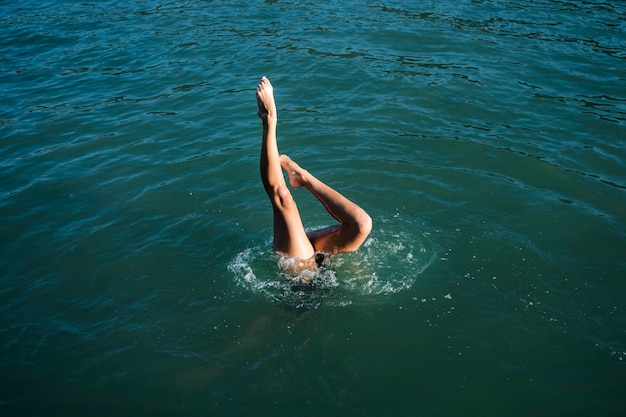 Foto gratuita señorita activa disfrutando de la natación