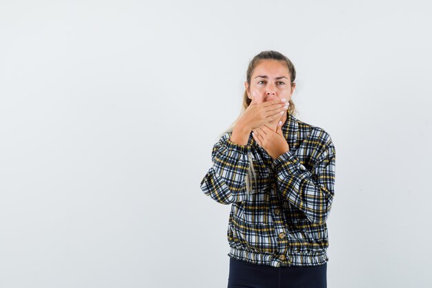 Foto gratuita señorita bostezando en camisa, pantalones cortos y con sueño. vista frontal.