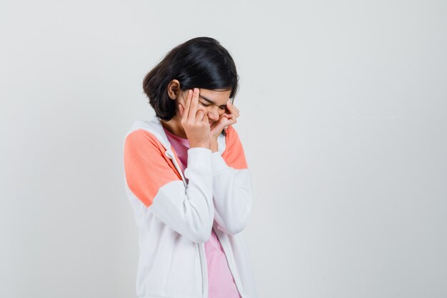 Señorita en chaqueta, camisa rosa masajeando sus sienes y luciendo estresante