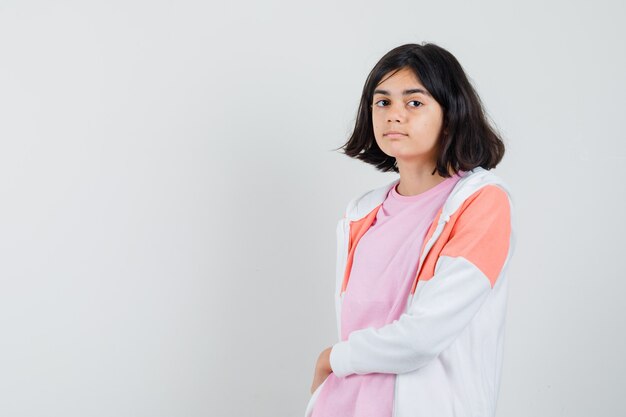 Señorita en chaqueta, camisa rosa y mirando triste