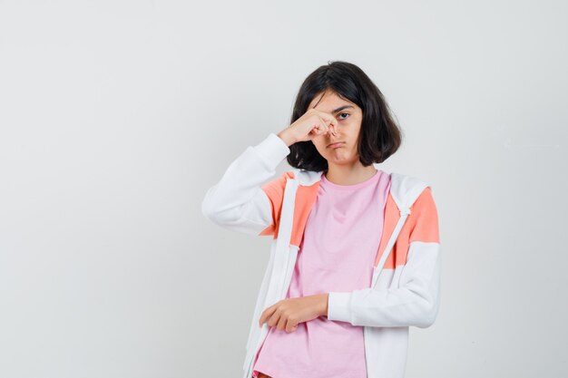 Señorita en chaqueta, camisa rosa pellizcando su nariz