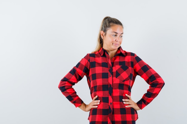 Foto gratuita señorita cogidos de la mano en la cintura con camisa a cuadros y mirando desesperada