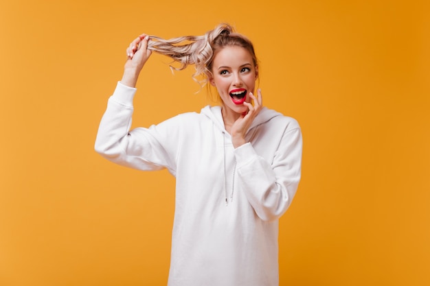 Señorita con lápiz labial rojo posando felizmente