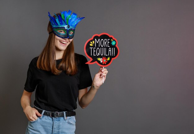 Señorita con máscara de carnaval y tablero de sujeción