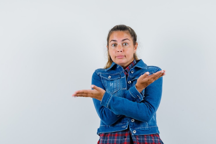 Foto gratuito señorita mostrando algo en camisa, chaqueta y mirando confundido. vista frontal.