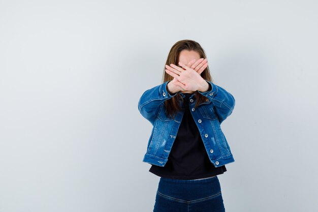 Foto gratuita señorita mostrando gesto de parada en camisa, chaqueta y mirando resuelto. vista frontal.