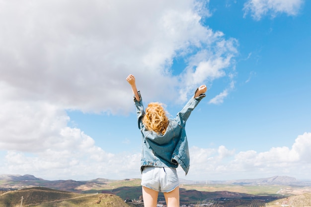 Foto gratuita sensación de mujer libre en la cima de la colina.