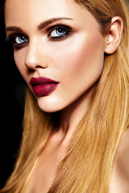sensual glamour retrato de hermosa mujer rubia modelo dama con maquillaje diario fresco con labios rojos y piel limpia y saludable