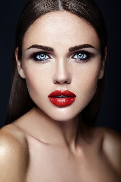 sensual glamour retrato de mujer hermosa modelo dama con maquillaje diario fresco con color de labios rojos y cara de piel limpia y sana