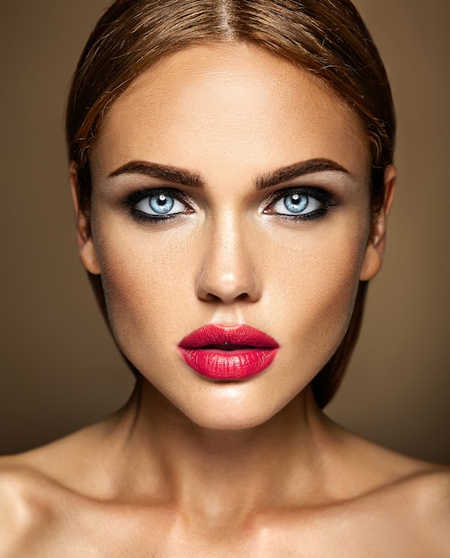 sensual glamour retrato de mujer hermosa modelo dama con maquillaje diario fresco con color rojo de labios y piel limpia y sana