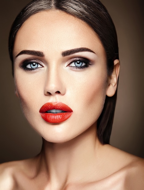 sensual glamour retrato de mujer hermosa modelo dama con maquillaje diario fresco con color rojo de labios y piel limpia y sana
