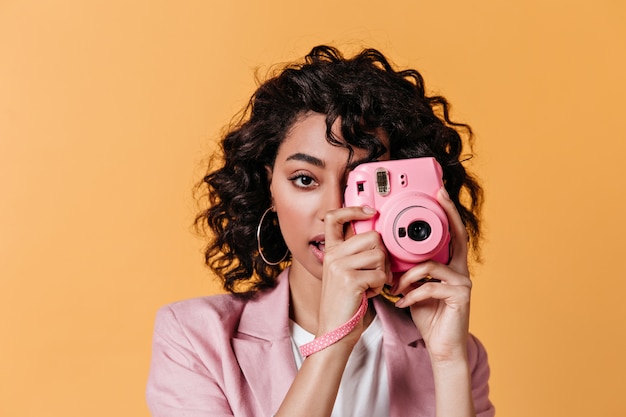 Sensual joven tomando fotografías