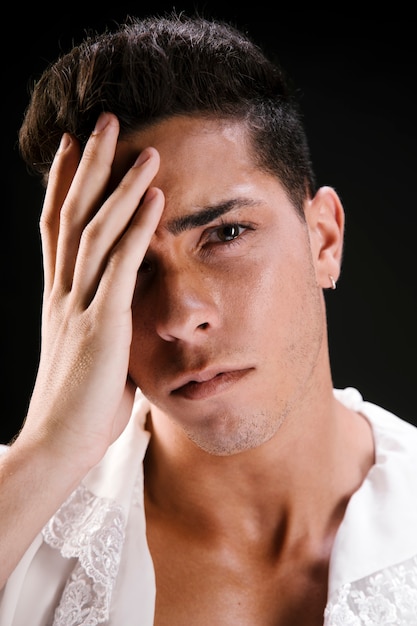 Sensual modelo masculino llorando en blusa