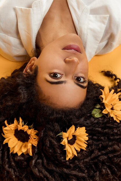 Sensual mujer étnica con flores en el pelo.