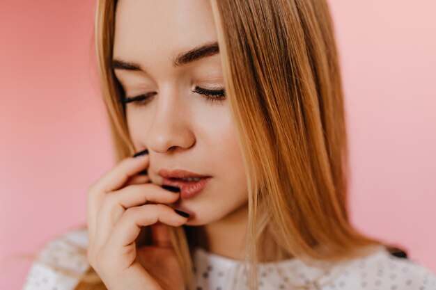 Sensual mujer europea con piel blanca posando con los ojos cerrados Retrato de primer plano interior de modelo femenino joven inspirado