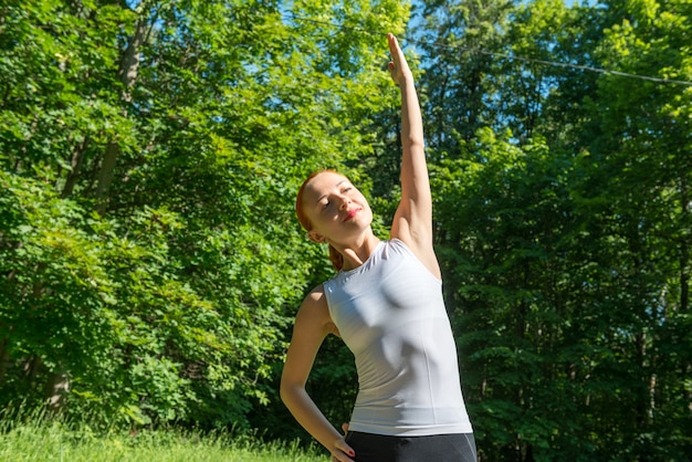 Sensual mujer de fitness en el parque