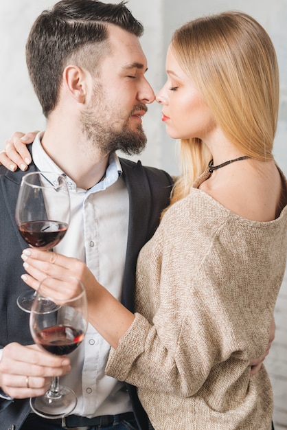 Foto gratuita sensual pareja amorosa con vino.