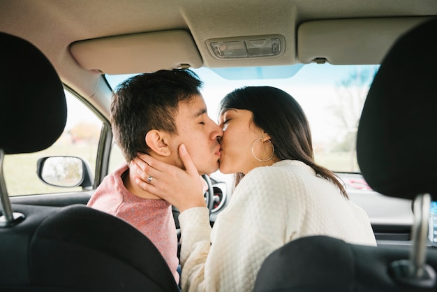 Foto gratuita sensual pareja besándose en coche