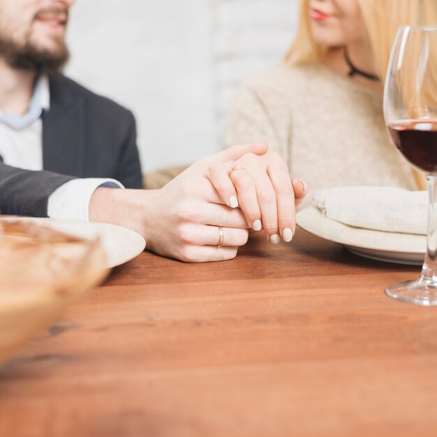 Sensual pareja cogidos de la mano