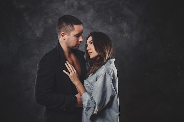 Sensual pareja de personas románticas están posando para el fotógrafo en el estudio fotográfico.