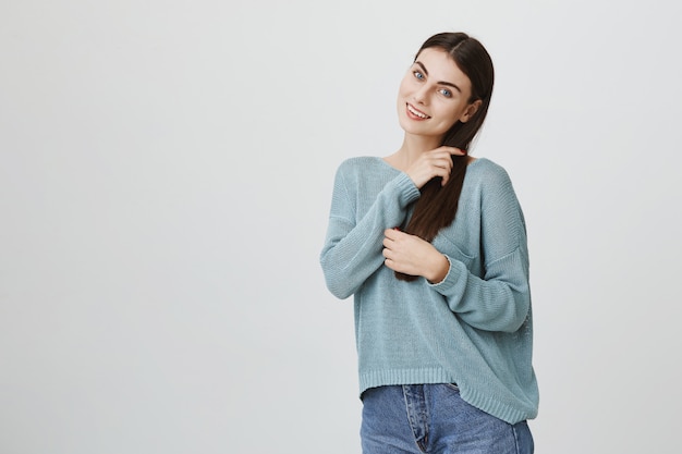 Sensual sonriente, atractiva mujer cepillarse el cabello