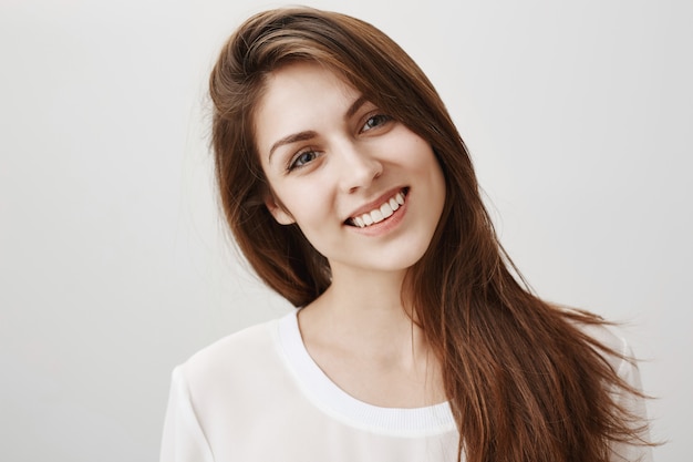 Sensual y tierna mujer sonriendo amablemente al frente