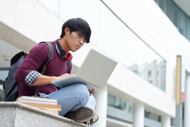 Sentado al aire libre con laptop