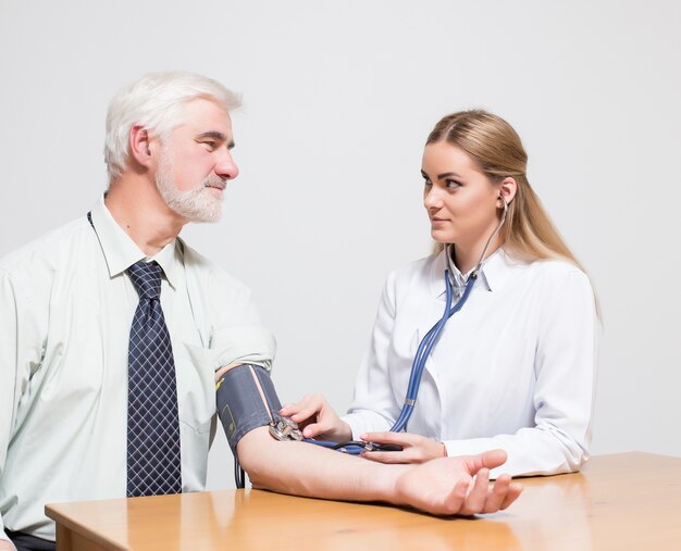 Sentado sano dos pacientes de madera personas