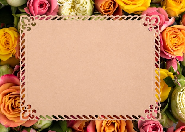 Foto gratuita sentar planas de flores bellamente florecidas con tarjeta en blanco