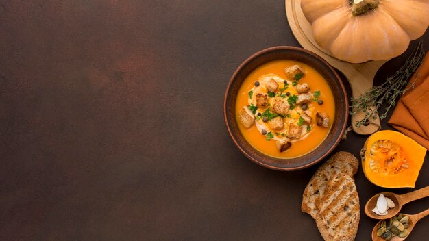 Sentar planas de sopa de calabaza de invierno con espacio de copia y crutones en un tazón