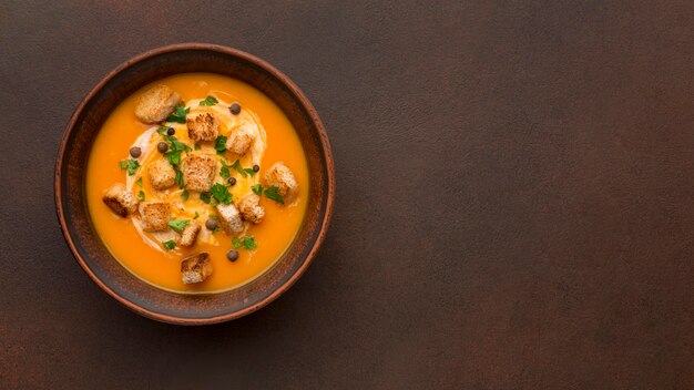 Sentar planas de sopa de calabaza de invierno con espacio de copia