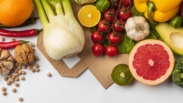 Sentar planas de surtido de verduras con bolsa de papel y espacio de copia