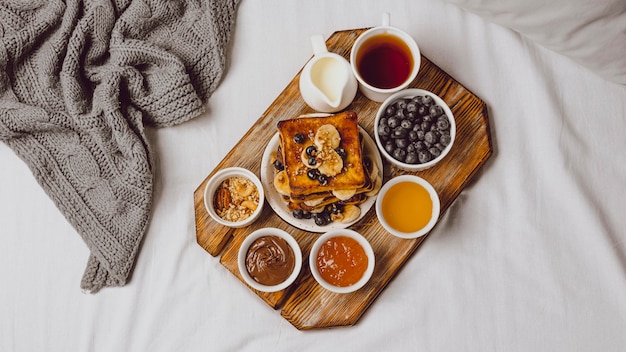 Sentar planas de tostadas de desayuno con arándanos y plátano