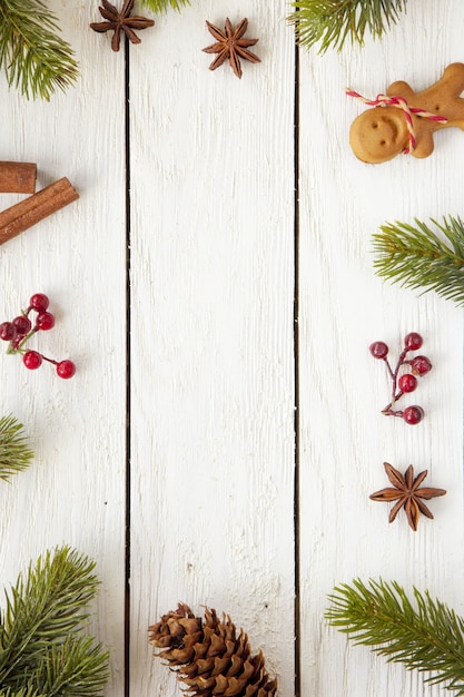 Sentar planas verticales de varios adornos navideños sobre una superficie de madera blanca