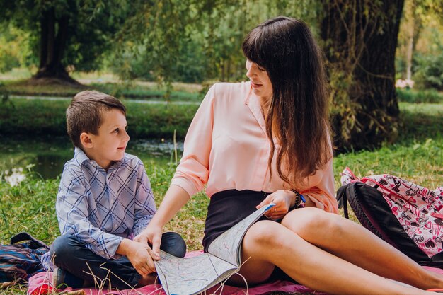 Sentarse niño libro joven lindo