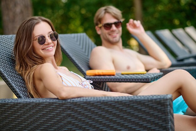 Sentirse bien. Linda pareja joven en gafas de sol pasando un buen rato juntos