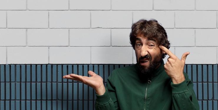 Foto gratuito sentirse confundido y desconcertado mostrando que está loco o loco