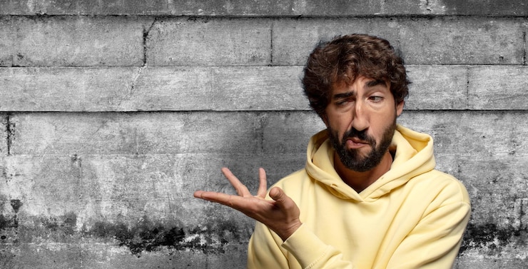 Foto gratuito sentirse confundido y sin idea preguntándose sobre una explicación o pensamiento dudoso