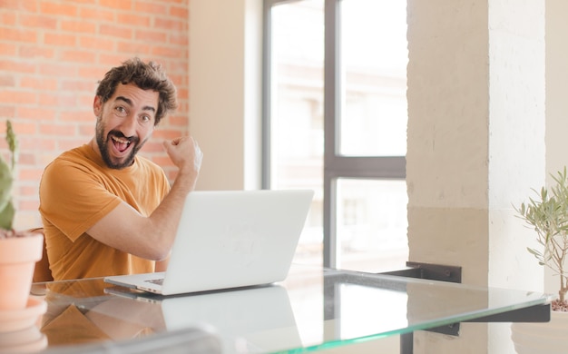 sentirse feliz positivo y exitoso motivado al enfrentar un desafío o celebrar buenos resultados