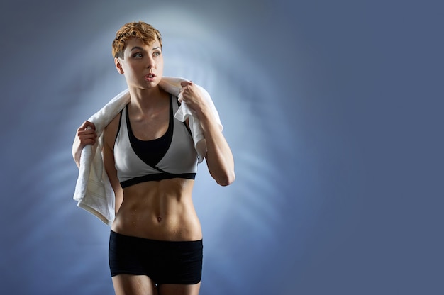 Sentirse en forma. Entrenador de fitness femenino vistiendo ropa deportiva posando