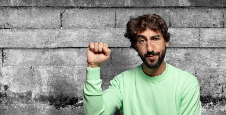 Foto gratuito sentirse seriamente fuerte y rebelde levantando el puño protestando o luchando por la revolución