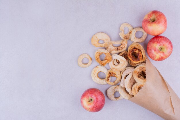 Seque las rodajas de manzana en gris en una envoltura de papel.