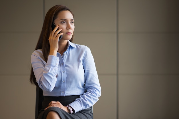 Seria de negocios de mediana edad llamada en el teléfono