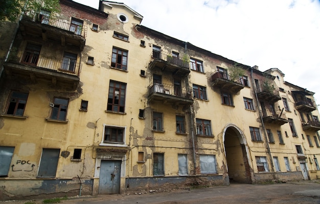 Serie de casas abandonadas