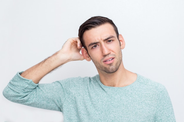 Foto gratuita serio, confuso, cabello oscuro, guapo, hombre