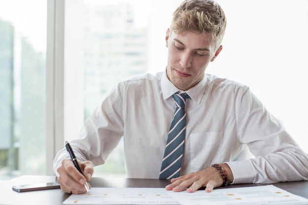 Serio hombre de negocios trabajando con diagramas