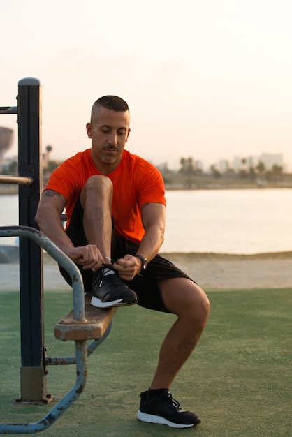 Serio joven preparándose para correr