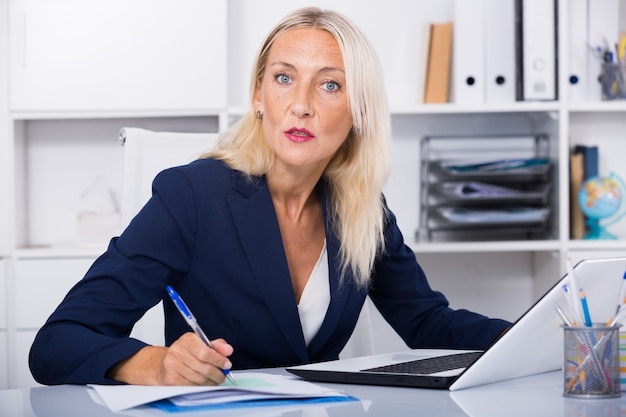 Serio mujer de negocios que trabajan en la oficina