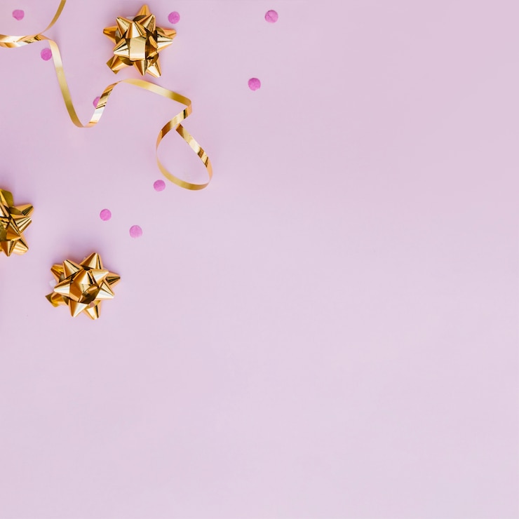 Foto gratuito serpentina de oro; arco y confeti sobre fondo rosa