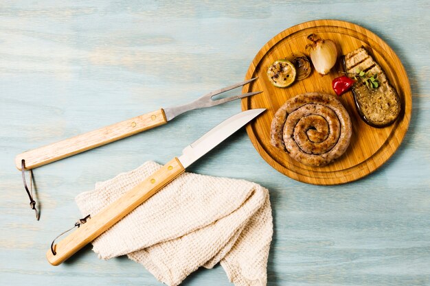 Servicio de embutidos y verduras a la plancha.